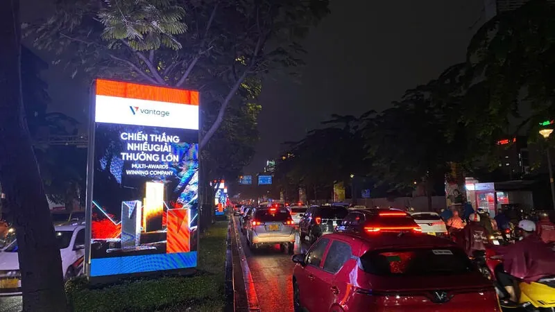 Vantage Markets — 10 LED billboards along Truong Son Street